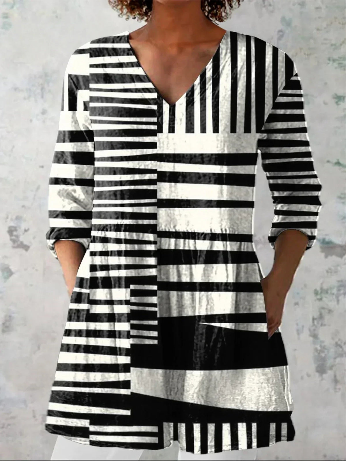 Miriam / Camisa informal de lino para mujer con cuello en V y estampado abstracto de rayas